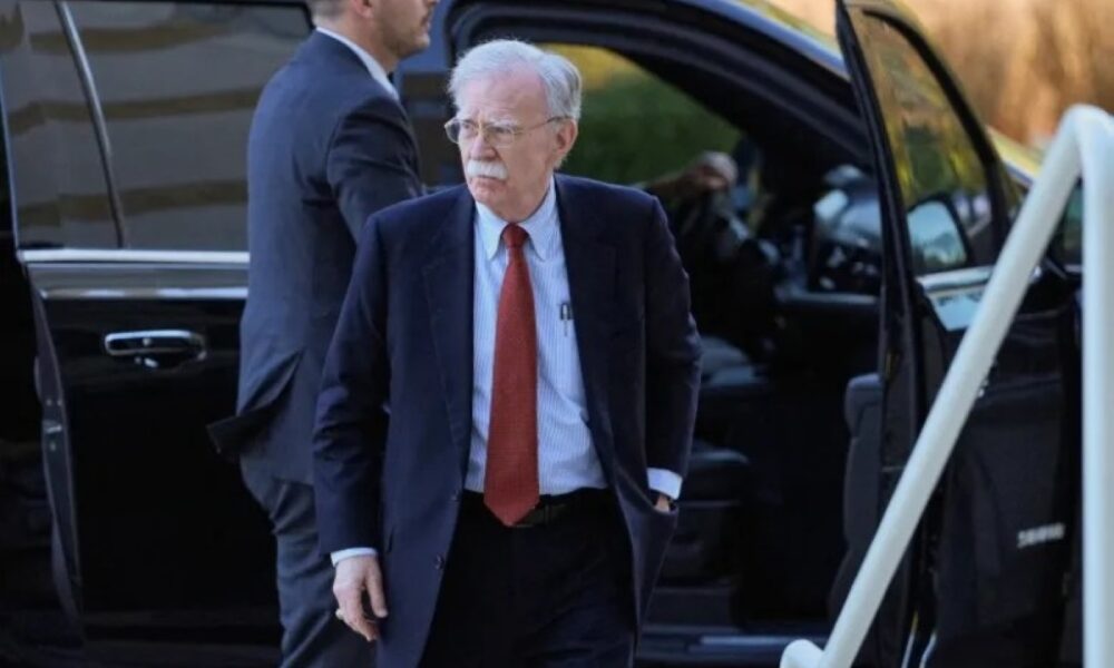 بولتون يسلم نفسه: محاميه ينفي كشف معلومات دون سند