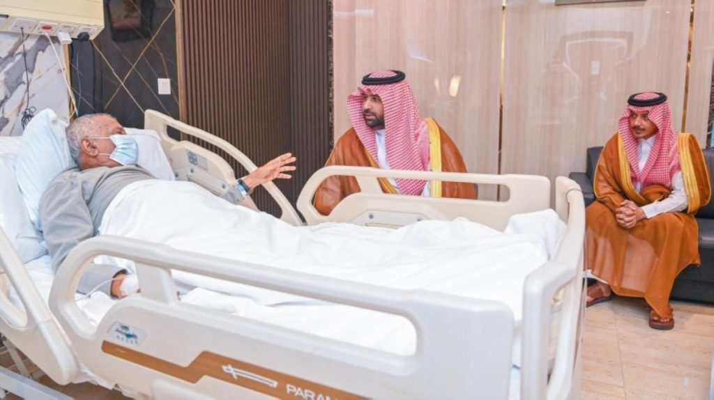 أمير جازان يطمئن على صحة الأديب إبراهيم مفتاح