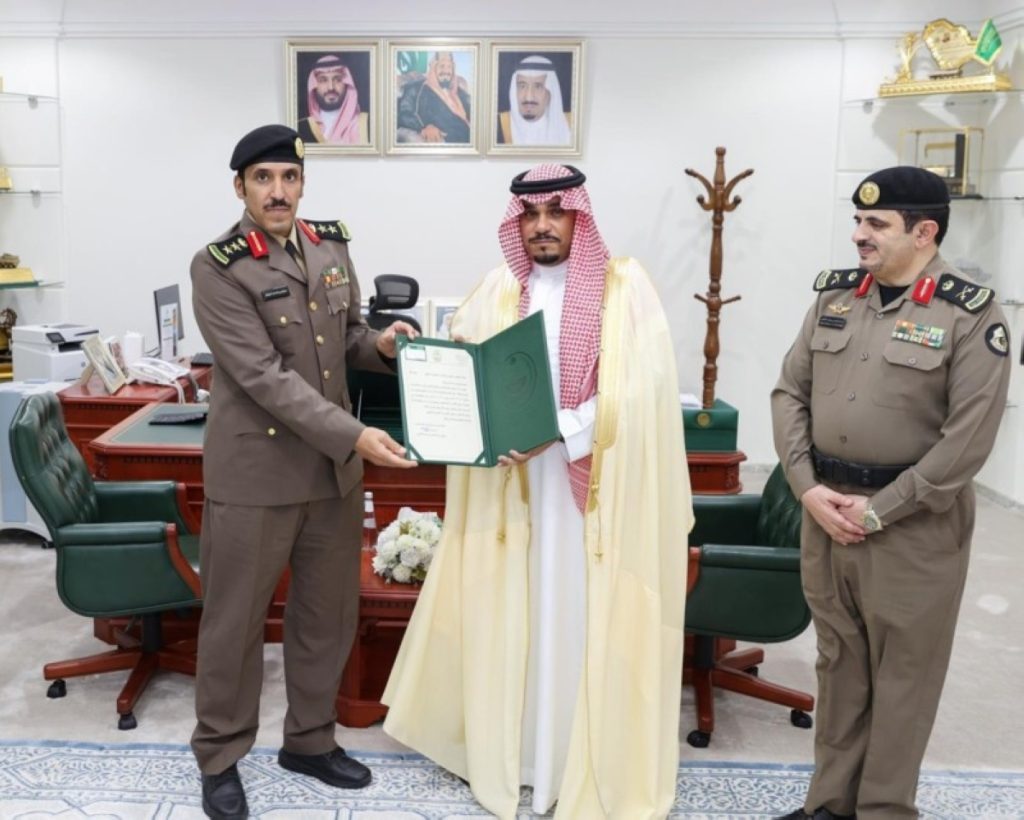 نائب أمير نجران يكرّم قائد أمن الطرق بالمنطقة بمناسبة انتهاء فترة عمله