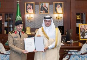 سعود بن طلال يكرم مساعد قائد قوة أمن المنشآت بالمنطقة الشرقية