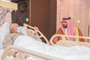 أمير جازان ونائبه يطمئنان على صحة الأديب إبراهيم مفتاح