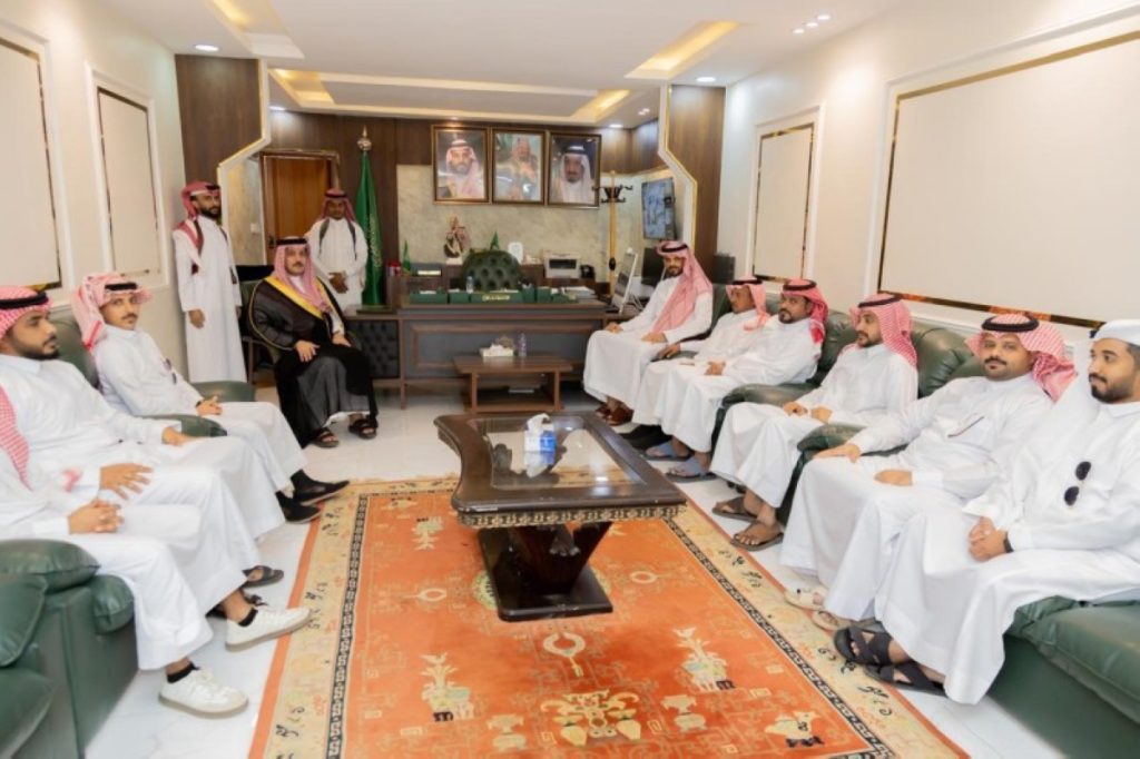 محافظ الحرث يناقش دور الإعلام مع عدد من إعلاميي المحافظة