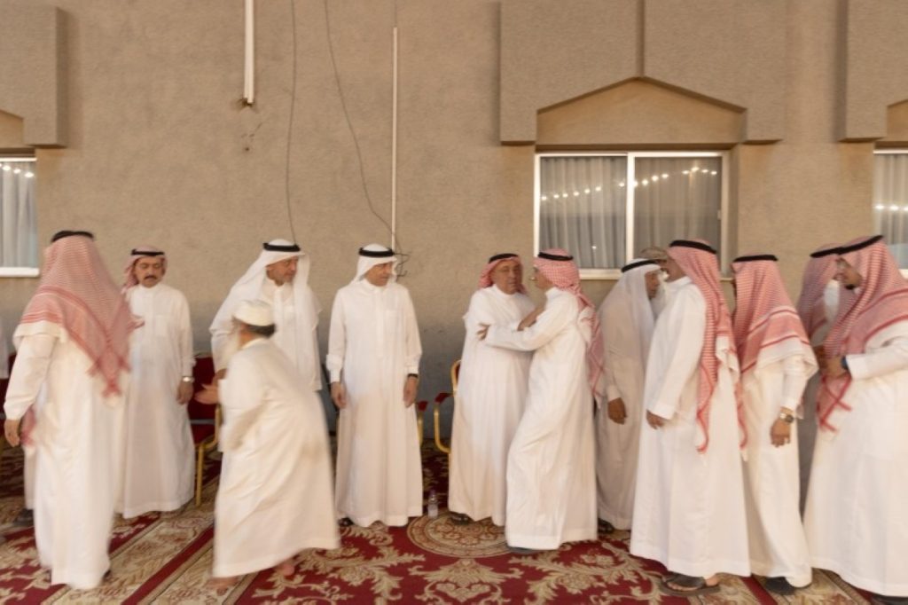 آل بقشان يستقبلون المعزين في فقيدهم