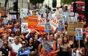 إضراب الأطباء المقيمين يهدد بتعطيل مستشفيات بريطانيا لـ 5 أيام