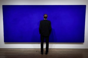 زرقاء اللامتناهي.. لوحة كلاين الهائلة تحقق 21 مليون دولار في مزاد تاريخي