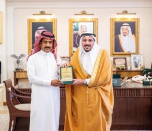 أمير القصيم يُكرّم مواطناً لتعامله مع مركبة مشتعلة بمركز القوارة