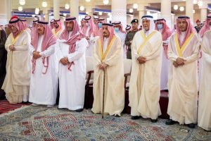 أمير الرياض يؤدي صلاة الميت على الأميرة نوف بنت سعود بن عبدالعزيز آل سعود
