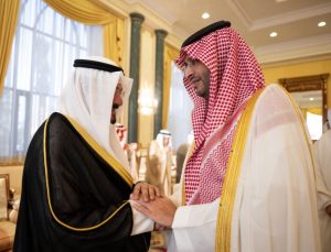 الأمير تركي بن محمد بن فهد ينقل تعازي القيادة في وفاة الشيخ علي الصباح
