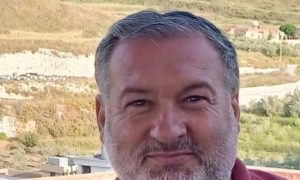 إسرائيل تستهدف قيادي حزب الله في جنوب لبنان