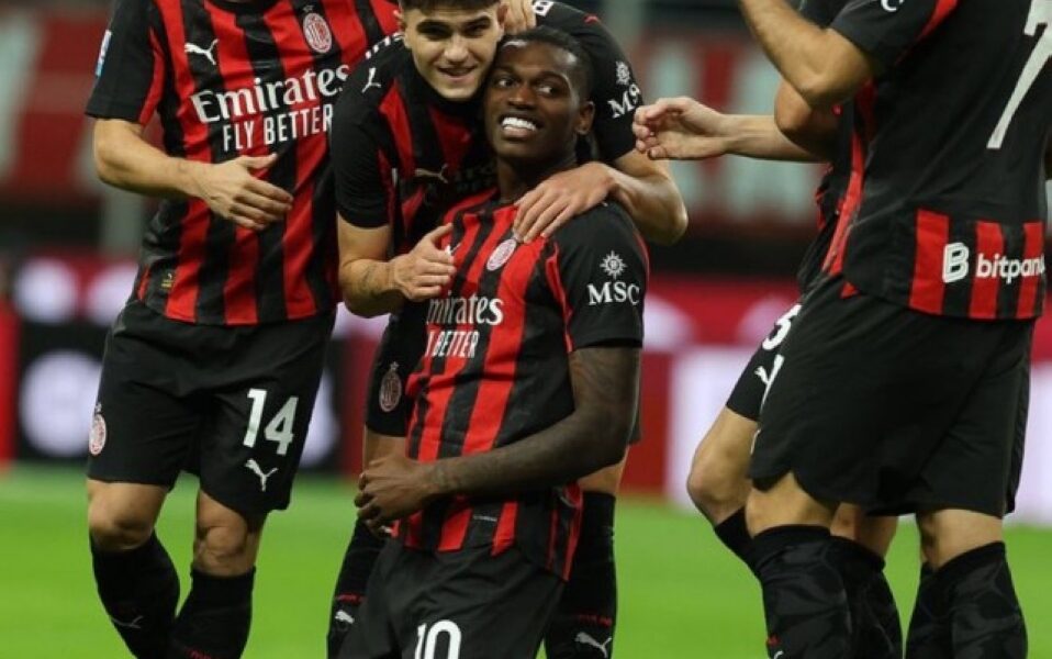 ميلان يتعادل مع بيزا ويواجه خطر فقدان الصدارة