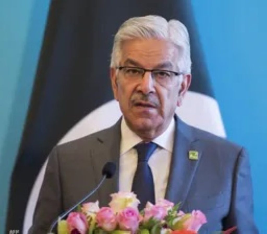 وزير الدفاع الباكستاني يتوعد أفغانستان بحرب مفتوحة إذا فشلت المحادثات