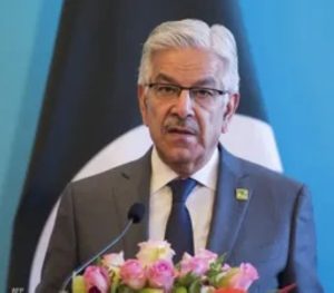 وزير الدفاع الباكستاني يتوعد أفغانستان بحرب مفتوحة إذا فشلت المحادثات