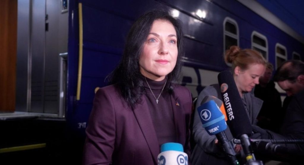 القصف الروسي يجبر وزيرة ألمانية على الاحتماء بملجأ بأوكرانيا