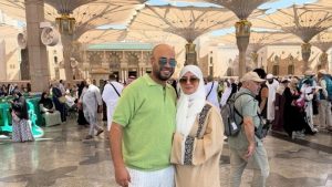 حاتم صلاح يبدأ حياته الزوجية بزيارة السعودية مع زوجته