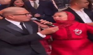 عجوز تقتحم المسرح لتقبيل يد عمرو دياب في حفل مباشر