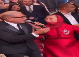 عجوز تقتحم المسرح وتُقبّل يد عمرو دياب!