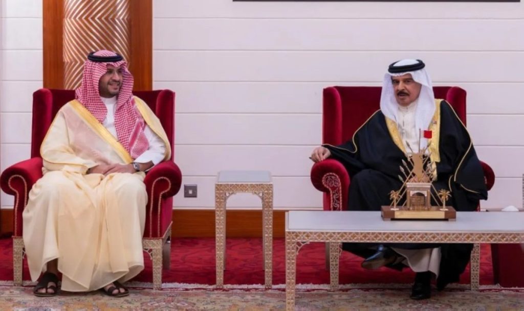 تركي بن محمد بن فهد في ضيافة ملك البحرين