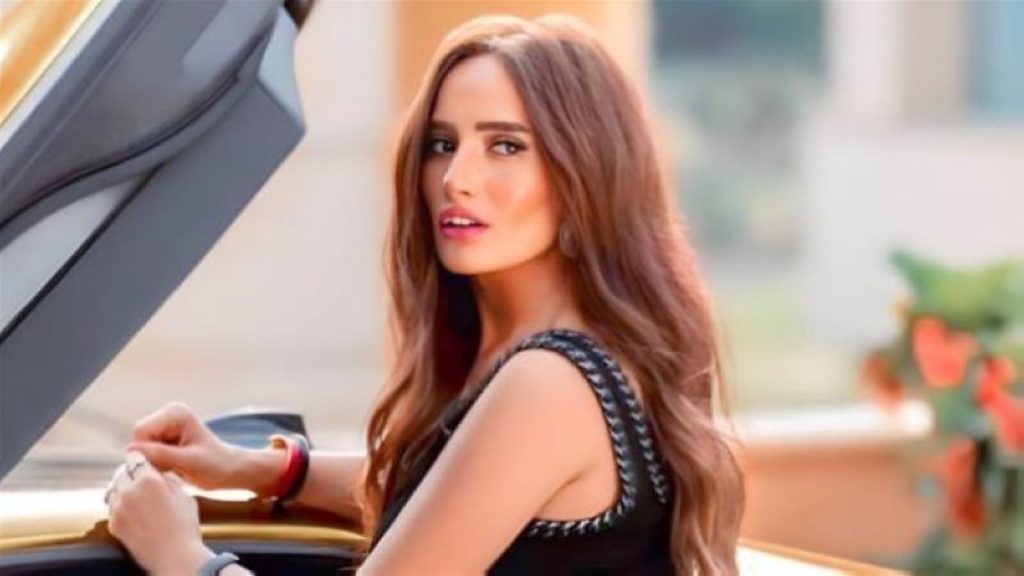 زينة تكشف تفاصيل إصابتها بشرخ في الركبة أثناء تصوير «ورد وشوكولاتة»