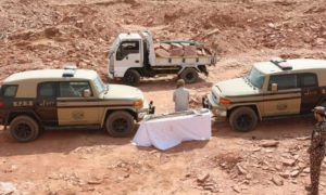 ضبط مقيم مخالف لنظام البيئة لاستغلاله الرواسب الطبيعية