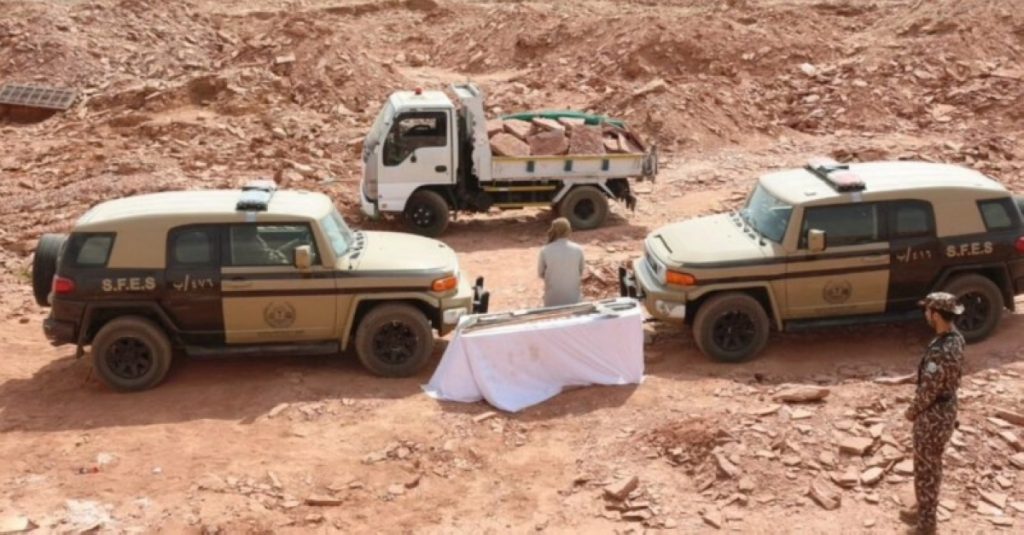 «الأمن البيئي» تضبط مقيماً مخالفاً لنظام البيئة لاستغلاله الرواسب