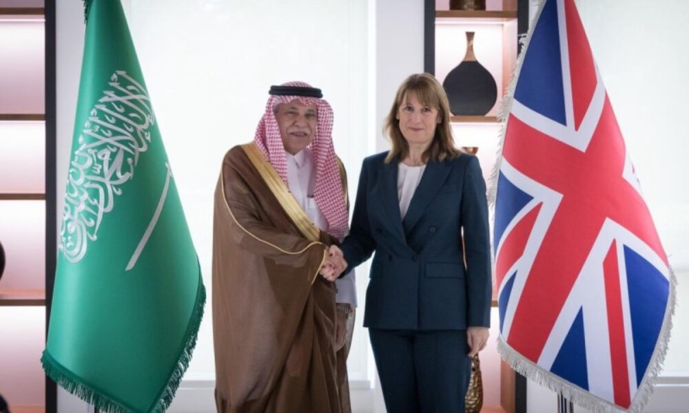 تعزيز العلاقات التجارية بين وزير التجارة ونظرائه البريطانيين