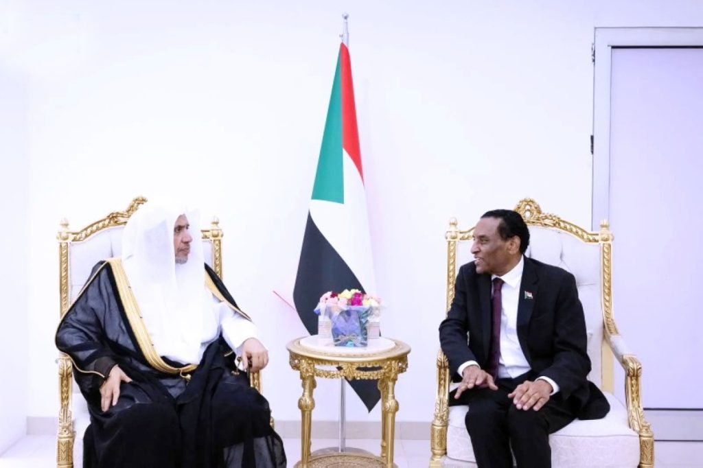 رئيس الوزراء السوداني يستقبل العيسى ويشيد بالحضور المؤثر لرابطة العالم الإسلامي