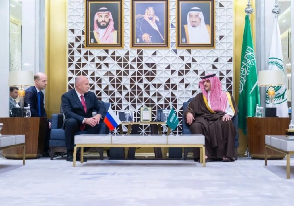 عبدالعزيز بن سعود يبحث التعاون مع وزير الدفاع المدني والطوارئ الروسي