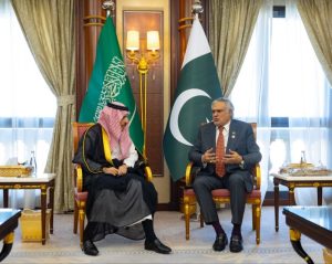 وزير الخارجية ونظيره الباكستاني يستعرضان العلاقات التاريخية والإستراتيجية بين البلدين