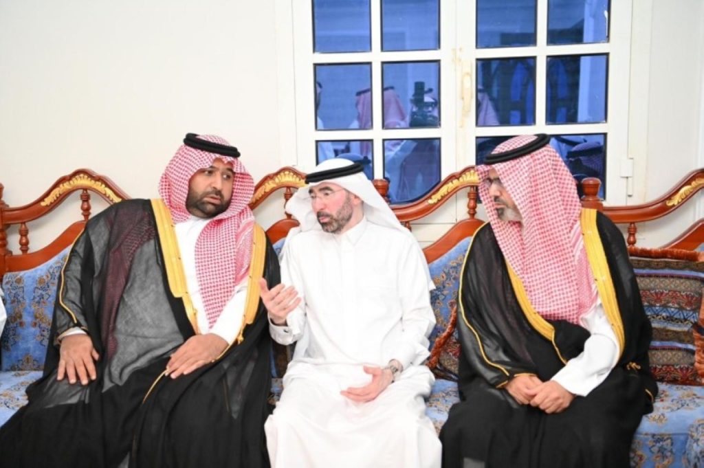 أمير جازان ونائبه يقدمان واجب العزاء للدكتور حسن الحازمي في وفاة نجله