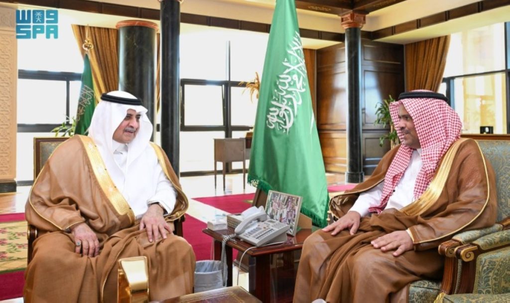 أمير منطقة تبوك يستقبل مدير الأحوال المدنية بالمنطقة
