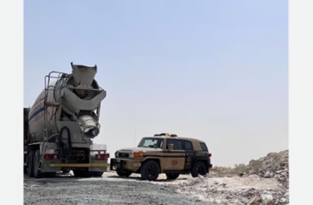 ضبط مقيمين من الجنسية البنجلاديشية لتفريغهم مواد خرسانية في المنطقة الشرقية