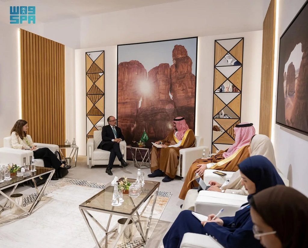 «الإبراهيم» يناقش مع وزير الخارجية النمساوي السابق آخر التطورات الاقتصادية العالمية