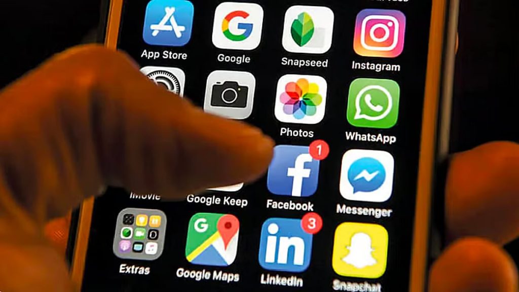 أستاذ إعلام: وسائل التواصل الاجتماعي يمكن الاستمتاع بها بشرط الحذر