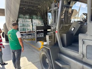 وصول الطائرة الإغاثية السعودية الـ68 لأهالي غزة إلى مطار العريش بمصر