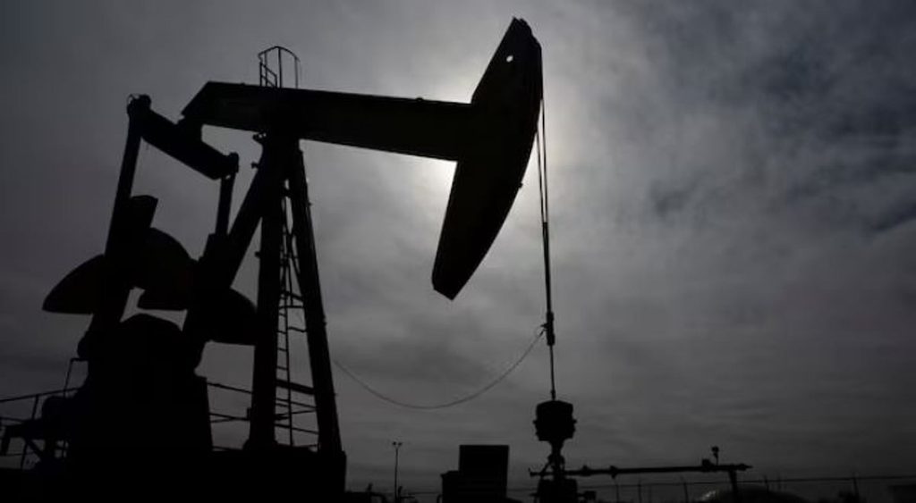 انخفاض أسعار النفط وسط ترقب للمحادثات بين والولايات المتحدة والصين