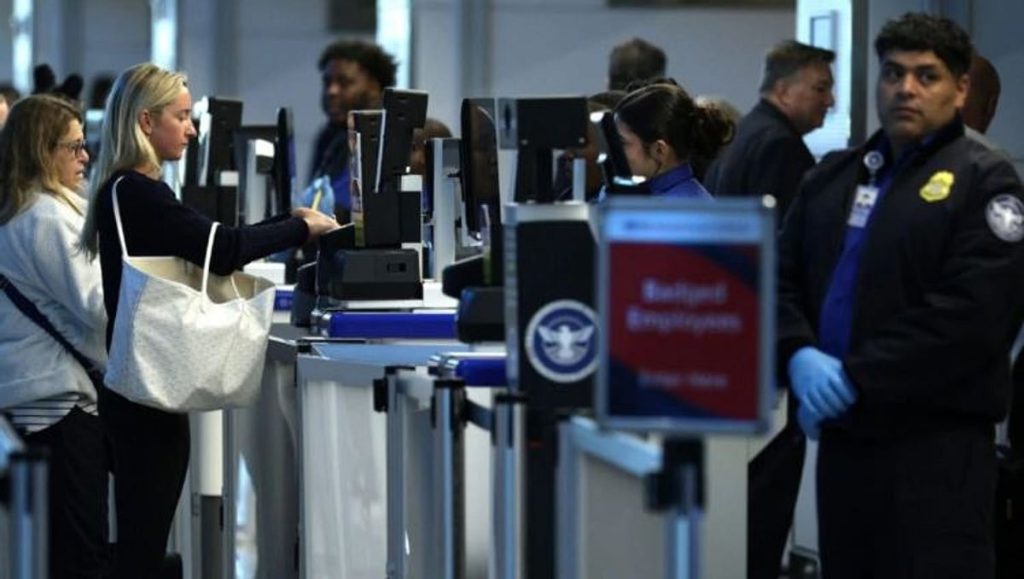 رحلات الطيران المؤجلة في الولايات المتحدة تقترب من 7000 مع استمرار الإغلاق الحكومي