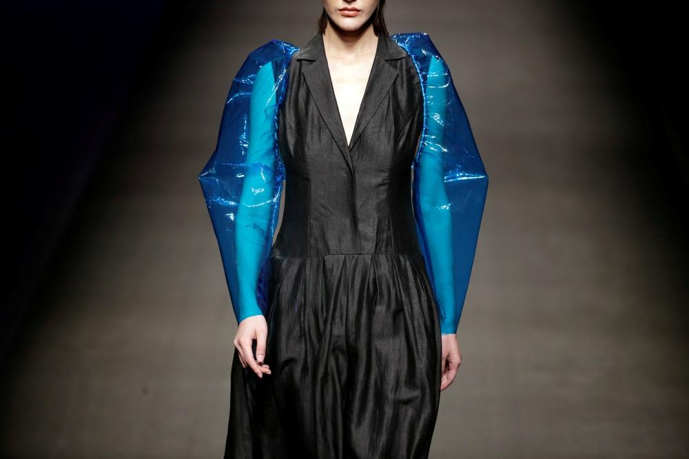 فخامة التفتا.. والأكمام البلاستيكية.. إطلالات أسبوع الموضة في بكين