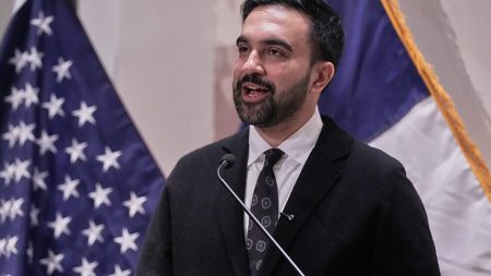 بعد التصريحات الحادة والاتهامات المتبادلة: لقاء محتمل بين الرئيس الأمريكي وعمدة نيويورك المنتخب