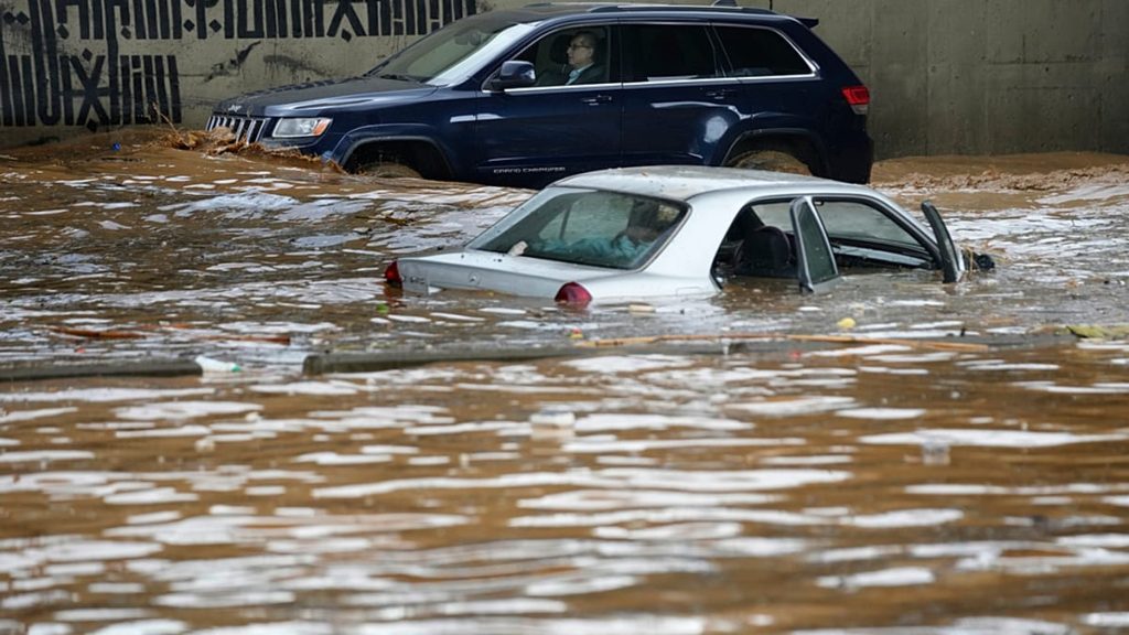 موسم الأمطار في لبنان… سيول تجتاح بيروت الغارقة في أزماتها