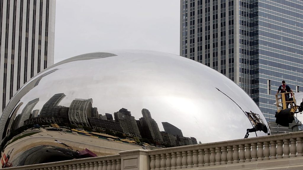 “هذه هي أمريكا الفاشية”.. أنيش كابور يهدد بالقضاء بعد التقاط حرس الحدود صورة دعائية قرب منحوته