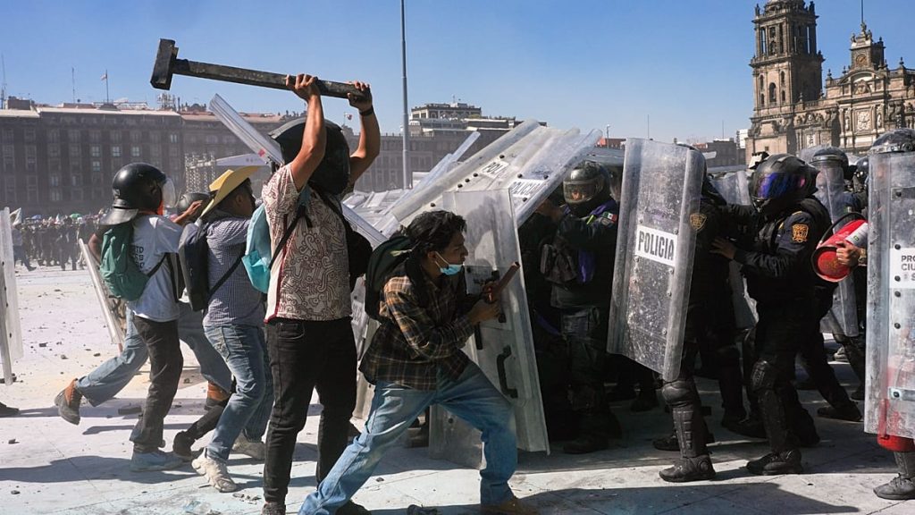 عدوى احتجاجات “جيل زد” تمتد إلى المكسيك.. تظاهرات غاضبة على خلفية مقتل رئيس بلدية