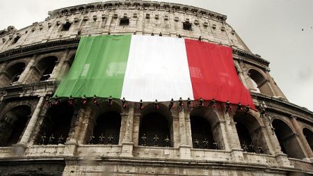 فيديو – رجلٌ إيطالي في خدعة لا تُصدَّق: تنكّر بزي والدته المتوفاة ليحصل على معاشها التقاعدي