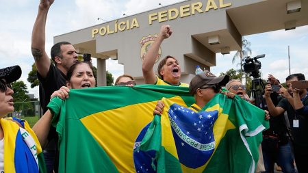 فيديو – المحكمة العليا في البرازيل تنشر مشاهد من فحص سوار المراقبة الخاص ببولسونارو قبل توقيفه