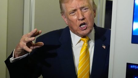 ترامب يوقّع أمراً تنفيذياً لتصنيف فروع الإخوان كـ”منظمات إرهابية”.. ماذا يعني القرار؟