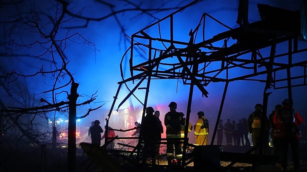 مقتل ٥ على الأقل في غارة روسية بقنبلة انزلاقية في جنوب أوكرانيا