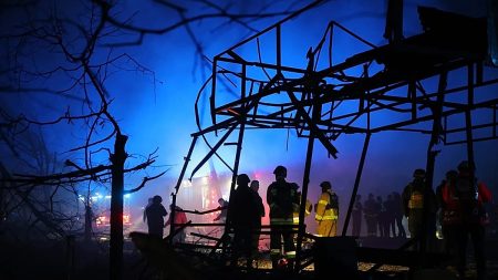 مقتل ٥ على الأقل في غارة روسية بقنبلة انزلاقية في جنوب أوكرانيا