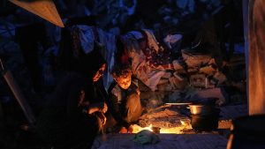 غارات إسرائيلية داخل “الخط الأصفر” بغزة ومقتل 70 ألف فلسطيني منذ 7 أكتوبر 2023