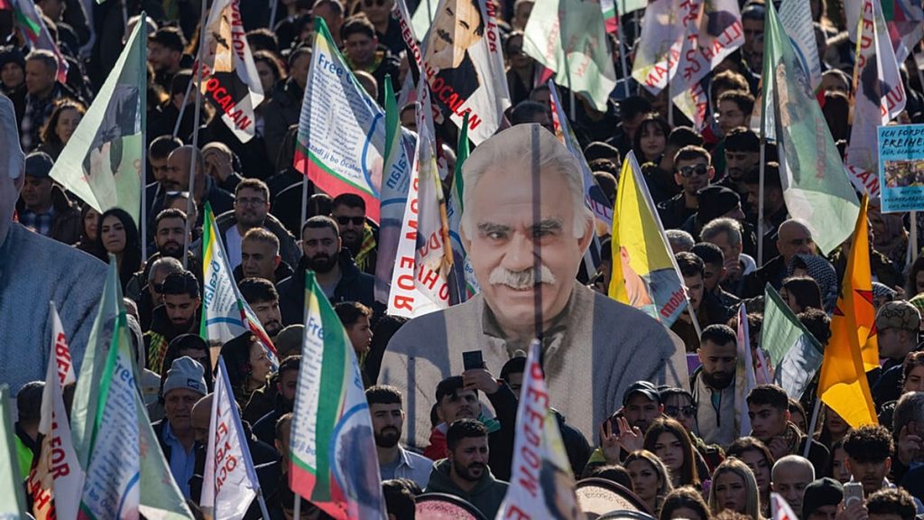 تركيا: اللجنة البرلمانية تبحث إمكانية زيارة زعيم حزب العمال الكردستاني بسجنه في إمرالي