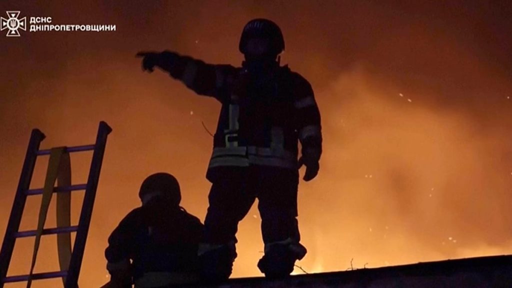 فيديو. هجوم بطائرة مسيّرة روسية على دنيبرو يُصيب عدداً من الأشخاص ويتسبّب بأضرار في مبانٍ