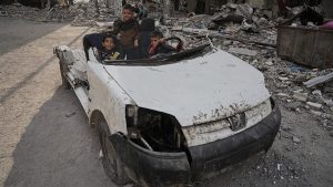 فيديو – خان يونس: أطفال ينتزعون لحظات لعب من بين الركام وسط هدنة لا توقف نزيف الأرواح